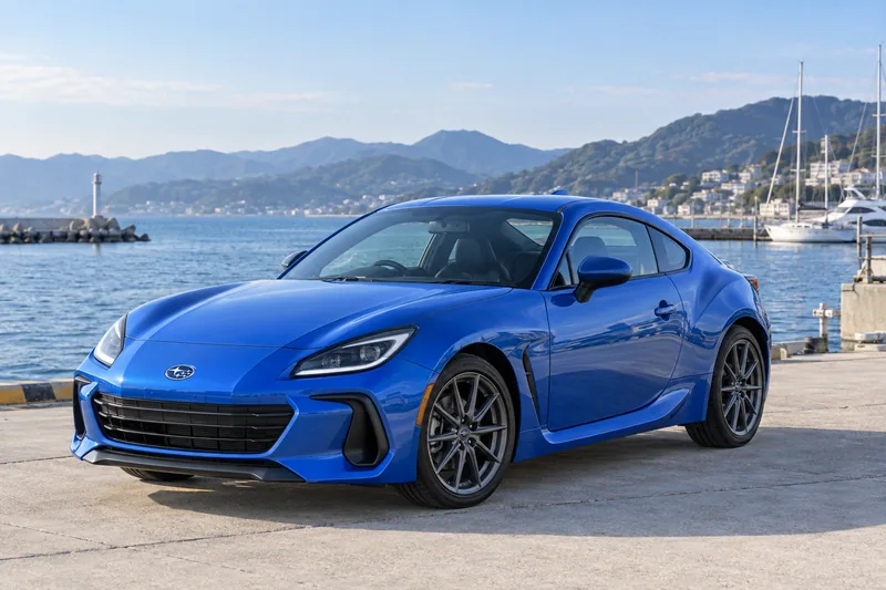 Синяя Subaru BRZ ZD8, заводской кузов второго поколения