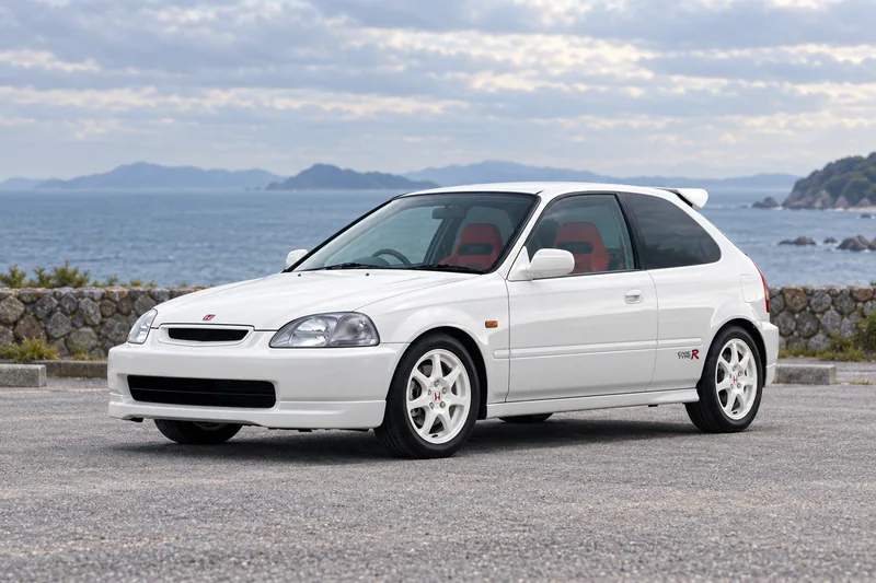 Белая Honda Civic Type R EK9 с передней частью образца 1997 года