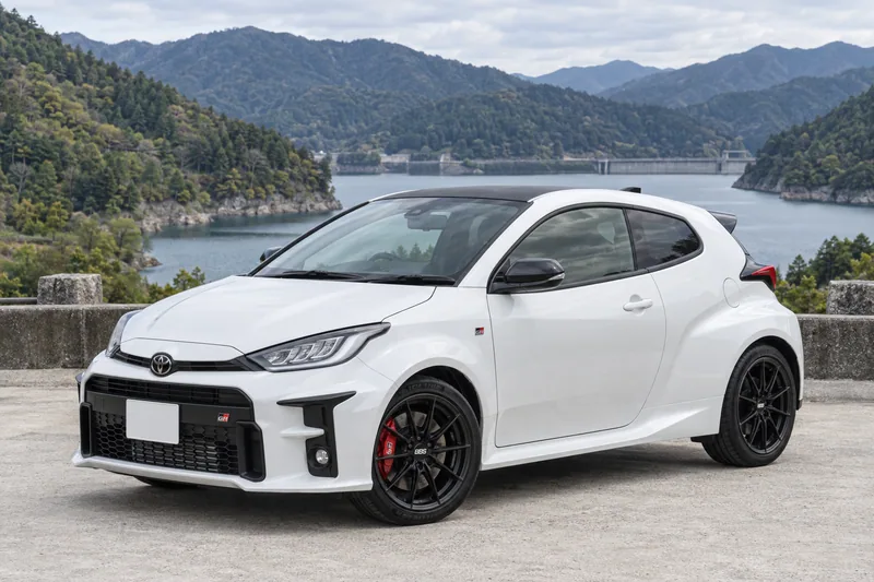 Белая Toyota GR Yaris раннего выпуска с чёрной крышей