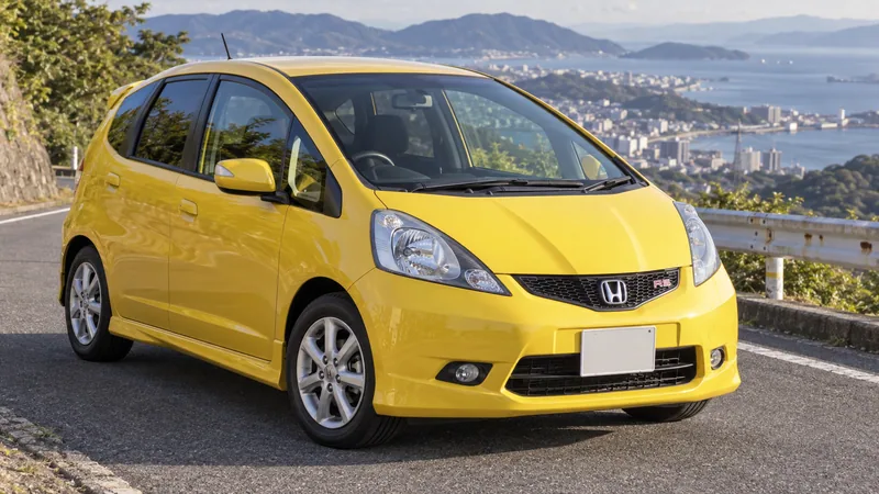 Жёлтый Honda Fit RS GE8 на японской горной дороге