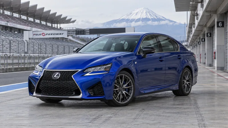 Синий Lexus GS F на пит-лейне Fuji Speedway