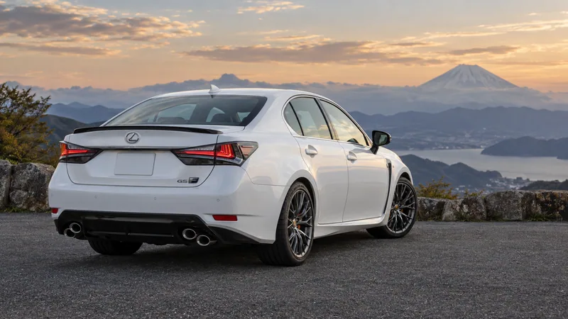 Белый Lexus GS F с четырьмя патрубками выпуска