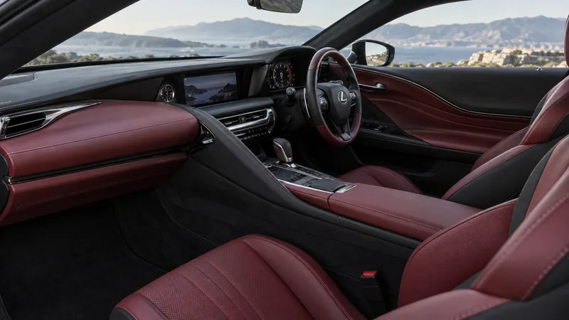 Праворульный интерьер Lexus LC с красной кожей
