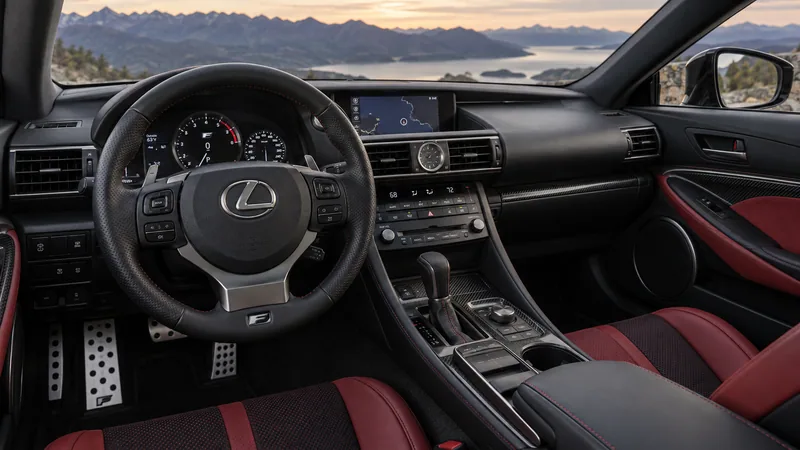 Салон Lexus RC F с восьмиступенчатым автоматом
