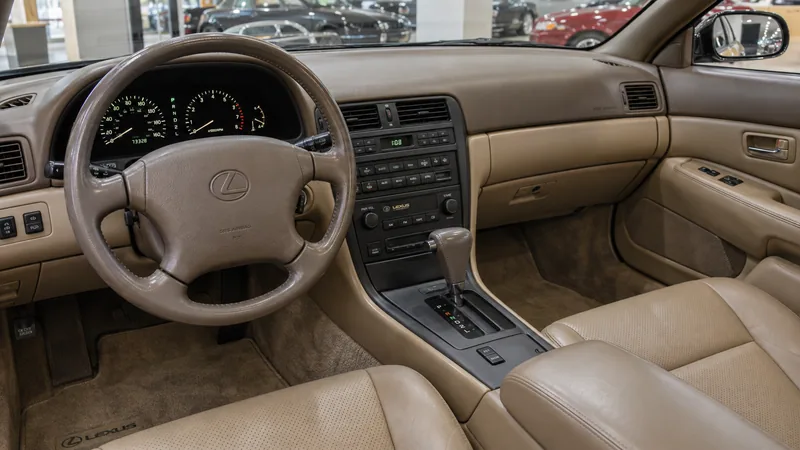 Бежевый салон Lexus SC 300 первого поколения