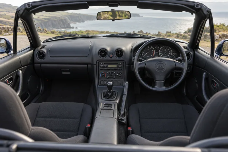 Праворульный салон Mazda MX-5 NB с механической коробкой