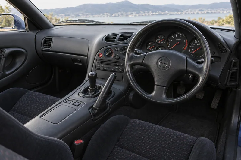 Праворульный салон Mazda RX-7 FD3S с механической коробкой
