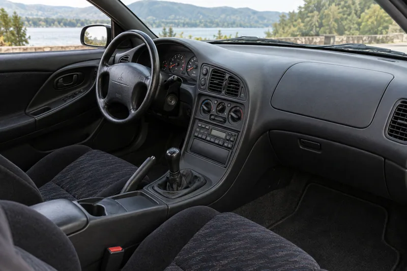 Салон Mitsubishi Eclipse GSX второго поколения с механической коробкой
