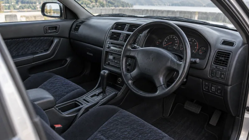 Праворульный салон Mitsubishi Legnum VR-4 с автоматом INVECS-II