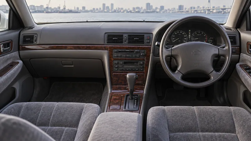 Праворульный велюровый салон Nissan Laurel C34