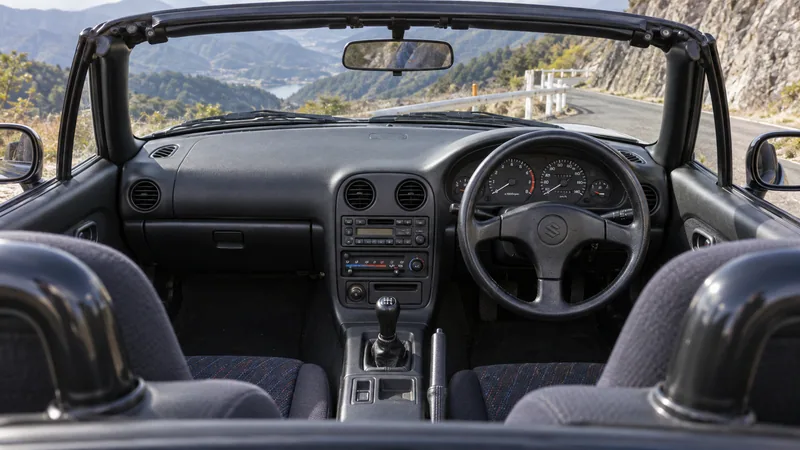 Праворульный салон Suzuki Cappuccino EA21R с пятиступенчатой механикой