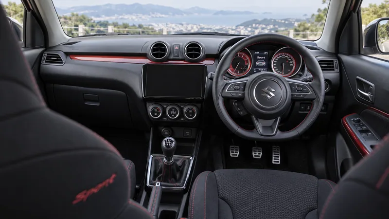 Праворульный салон Suzuki Swift Sport ZC33S с шестиступенчатой механикой