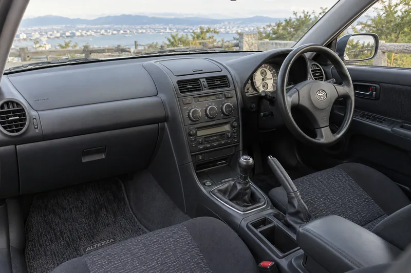 Праворульный салон Toyota Altezza RS200 с шестиступенчатой механикой