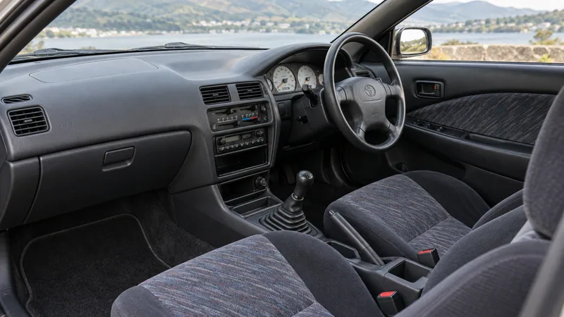 Салон Toyota Cynos с правым рулём и механической коробкой