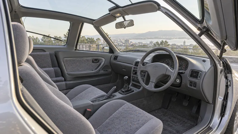 Праворульный салон Toyota Sera с механической коробкой