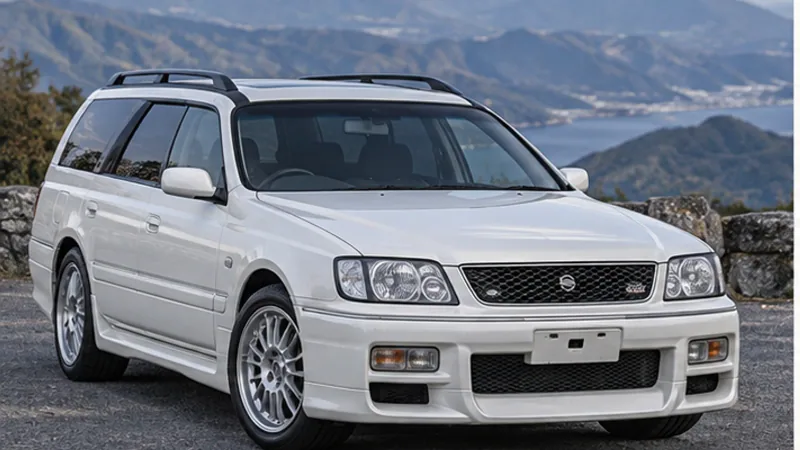 Белая Nissan Stagea 260RS, вид спереди
