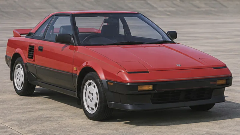 Красная Toyota MR2 AW11 первого поколения