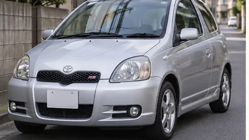 Серебристая Toyota Vitz RS первого поколения