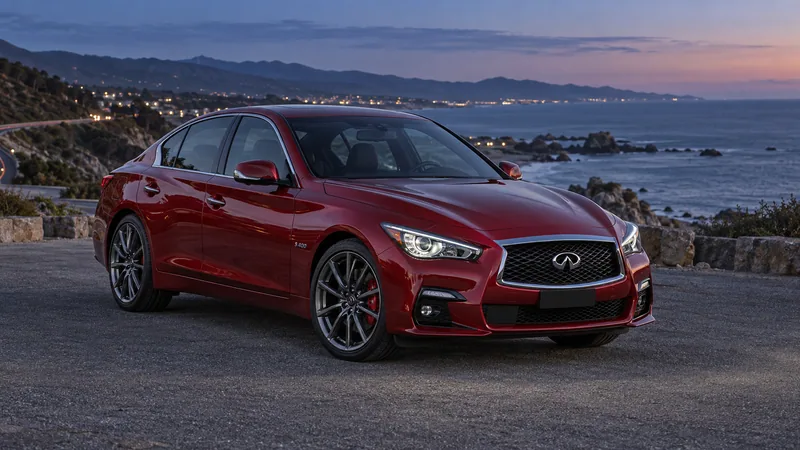 Красный Infiniti Q50 Red Sport 400 на приморской дороге