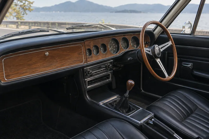 Салон раннего Isuzu 117 Coupe