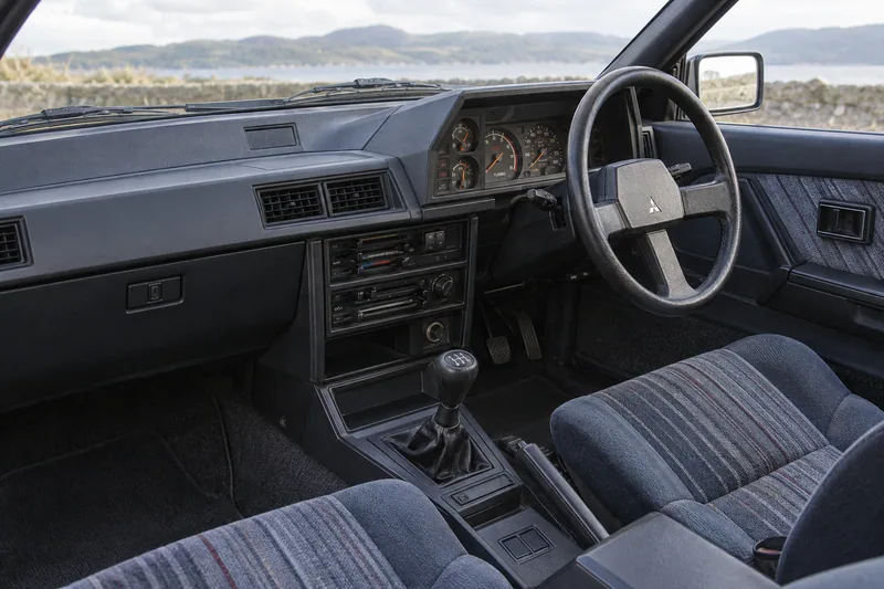 Салон Mitsubishi Cordia Turbo