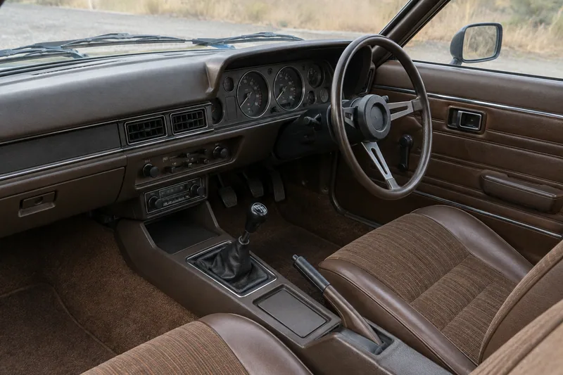 Салон Nissan Silvia S10 с четырьмя круглыми приборами