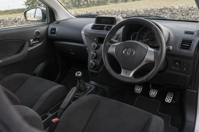 Салон Toyota iQ GRMN