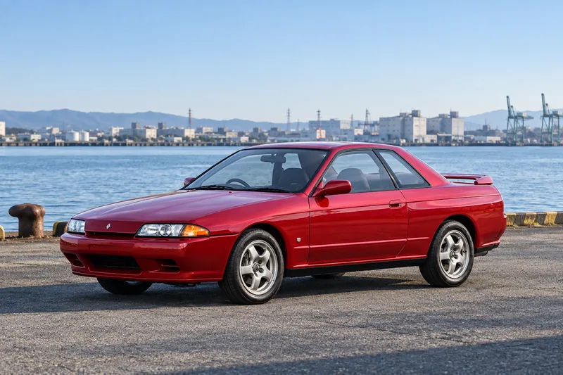 Красное купе Nissan Skyline R32 GTS-t Type M с узким кузовом