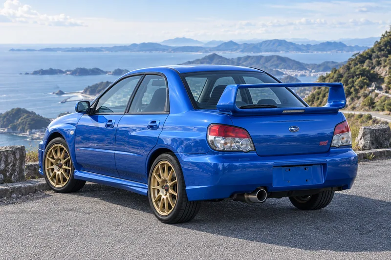 Subaru Impreza WRX STI GD сзади: четырёхдверный кузов и высокий заводской спойлер.