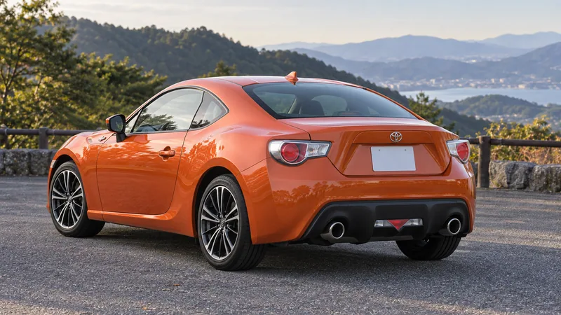 GT86 ZN6: компактная крышка багажника и два выпускных патрубка. Иллюстрация общего облика.